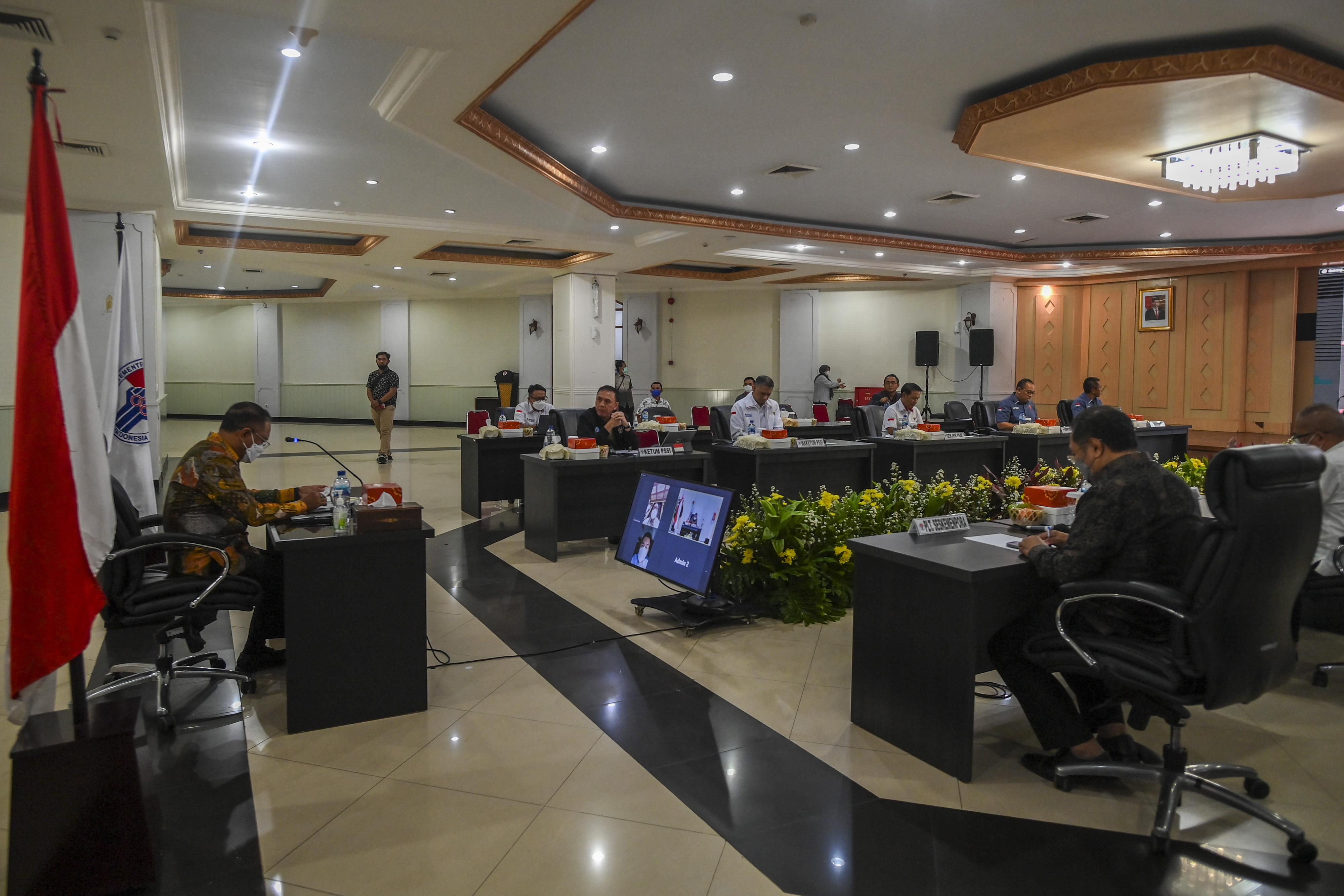 Menpora Zainudin Amali (kiri) memimpin rapat koordinasi penyelenggaraan Liga 1 Indonesia di Kemepora, Jakarta, Selasa (19/7).