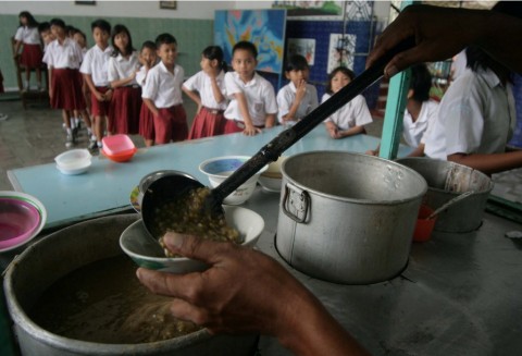 Sejumlah siswa antre bubur kacang hijau
