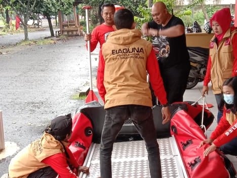 DPC PDI Perjuangan melalui Baguna bergerak cepat membantu evakuasi para korban terdampak banjir. 
