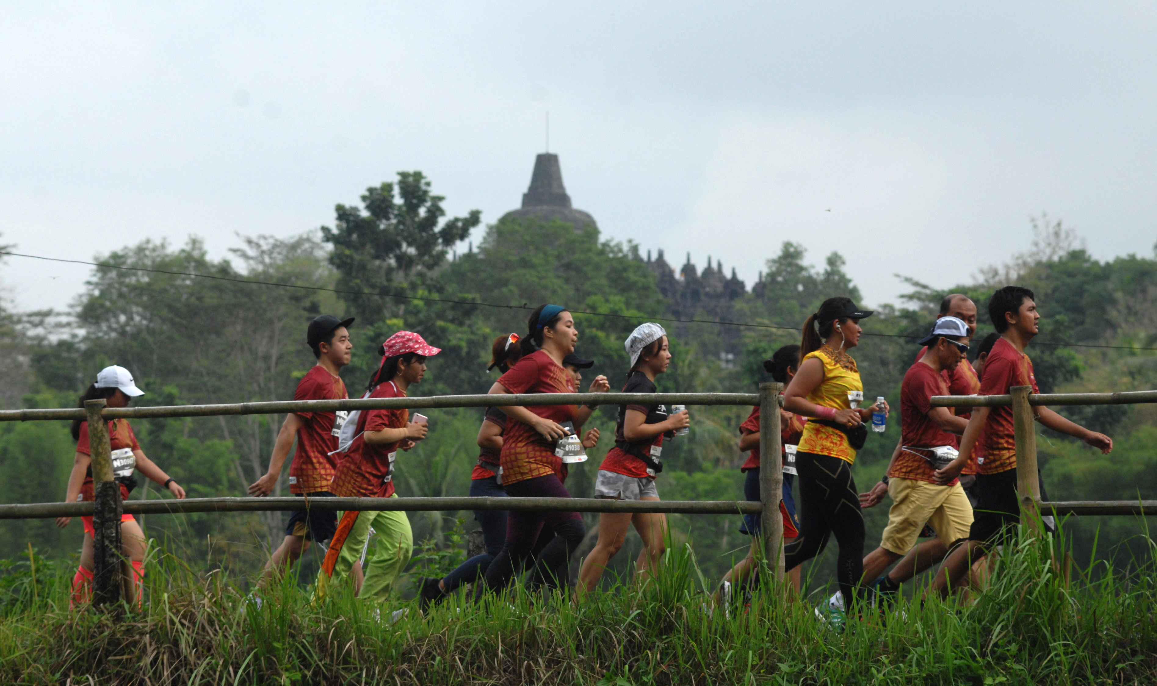 Sejumlah pelari mengikuti Borobudur Marathon di Magelang, Jawa Tengah.