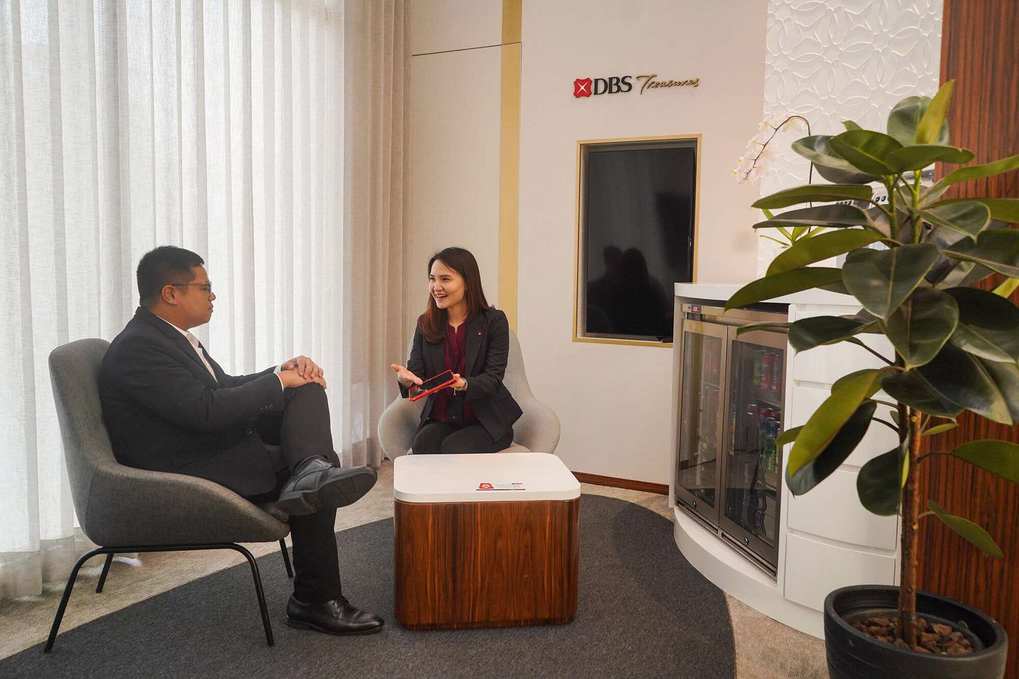 Ilustrasi. Petugas Bank DBS Indonesia melayani nasabah. 