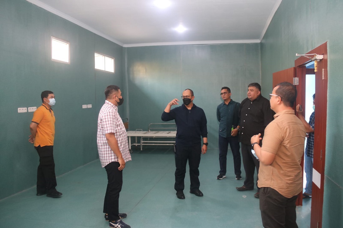 Kapolda Jambi Irjen A Rachmad Wibowo (baju hitam bermasker), memeriksa ruang autopsi ulang Brigadir J di RSUD Sungai Bahar.