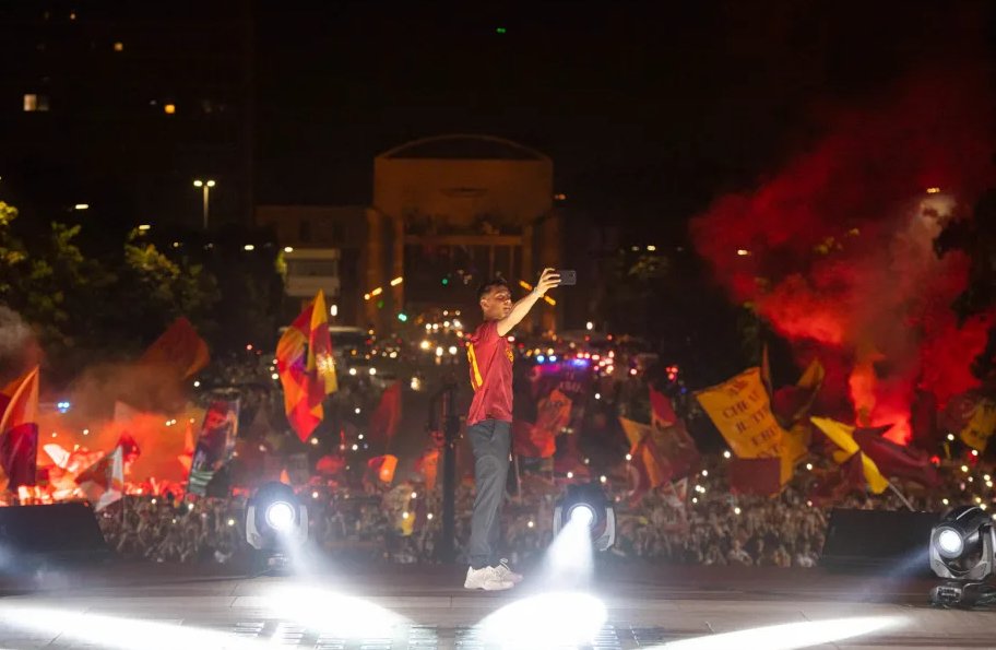 Paulo Dybala saat diperkenalkan ke para pendukung AS Roma.