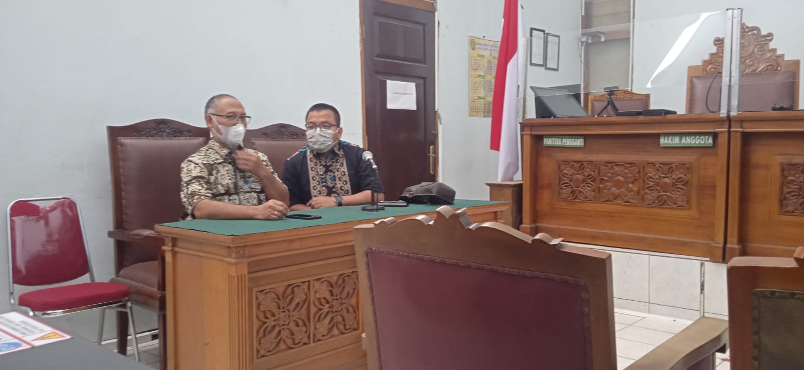 Bambang Widjojanto dan Denny Indrayana, kuasa hukum bendahara NU Mardani Maming saat sidang praperadilan di PN Jaksel, Selasa (12/7)