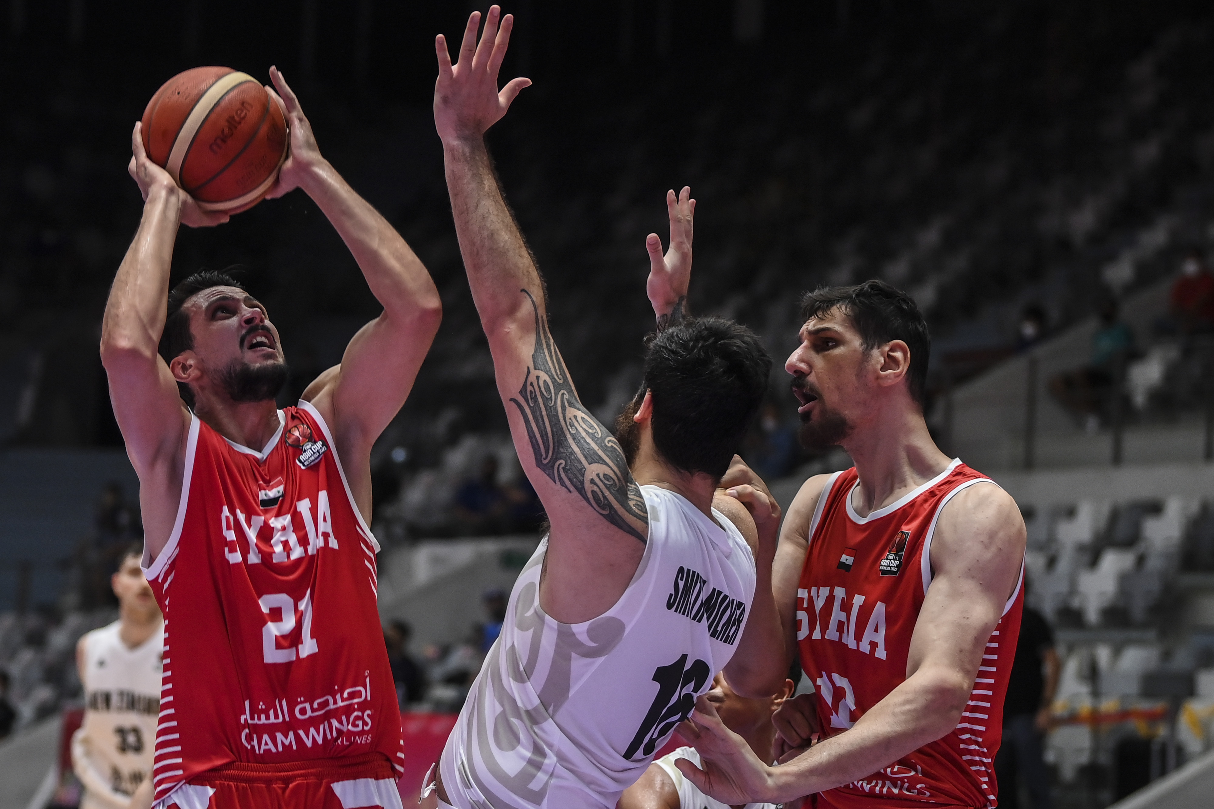 Pebasket Suriah Omar Cheikh Ali (kiri) berusaha melakukan lay up dengan di hadangan pebasket Selandia Baru Tohi Smith-Milner (tengah).