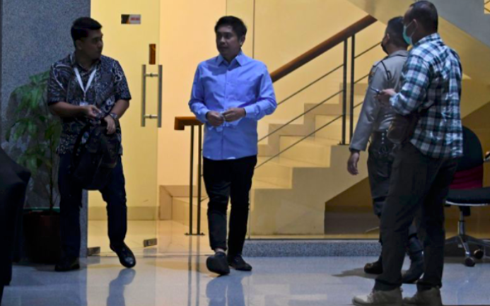Mantan Bupati Tanah Bumbu Mardani H Maming (kedua kiri) berjalan usai menjalani pemeriksaan di Gedung KPK, Jakarta, Kamis (2/6/2022).