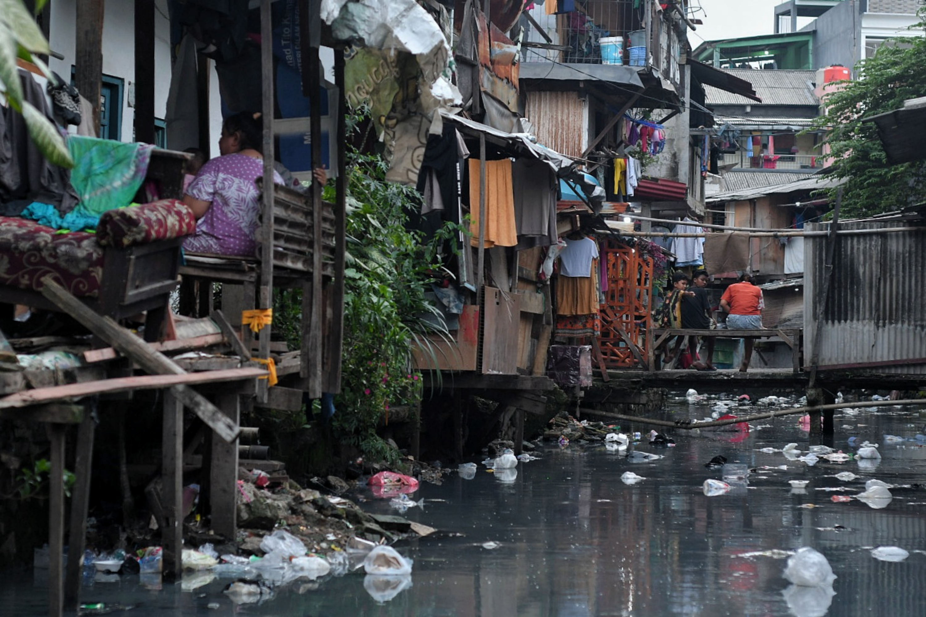 Aktivitas warga di pemukiman padat kawasan Kebon Melati, Tanah Abang, Jakarta