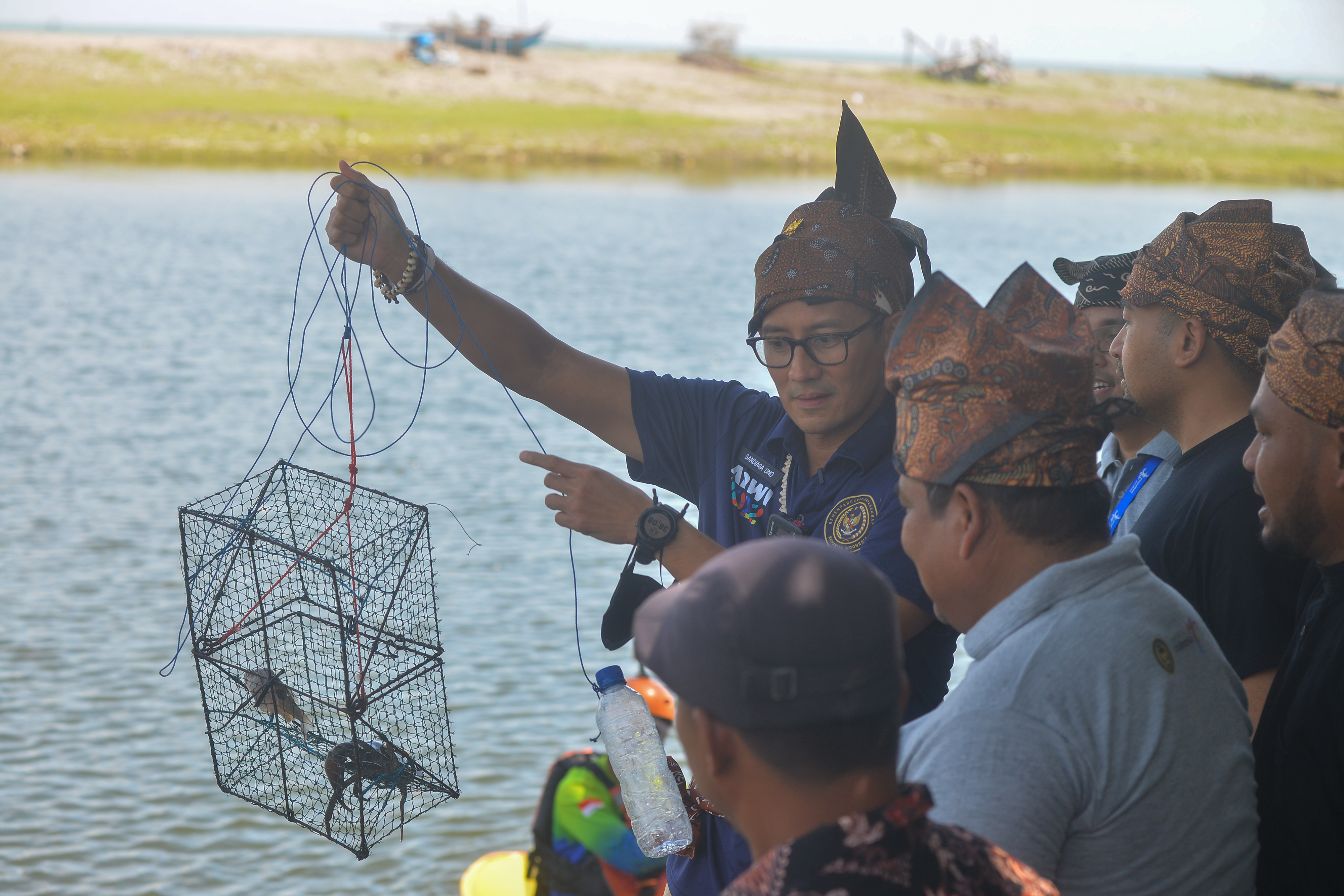 Menparekraf Sandiaga Uno saat berkunjung ke desa wisata.