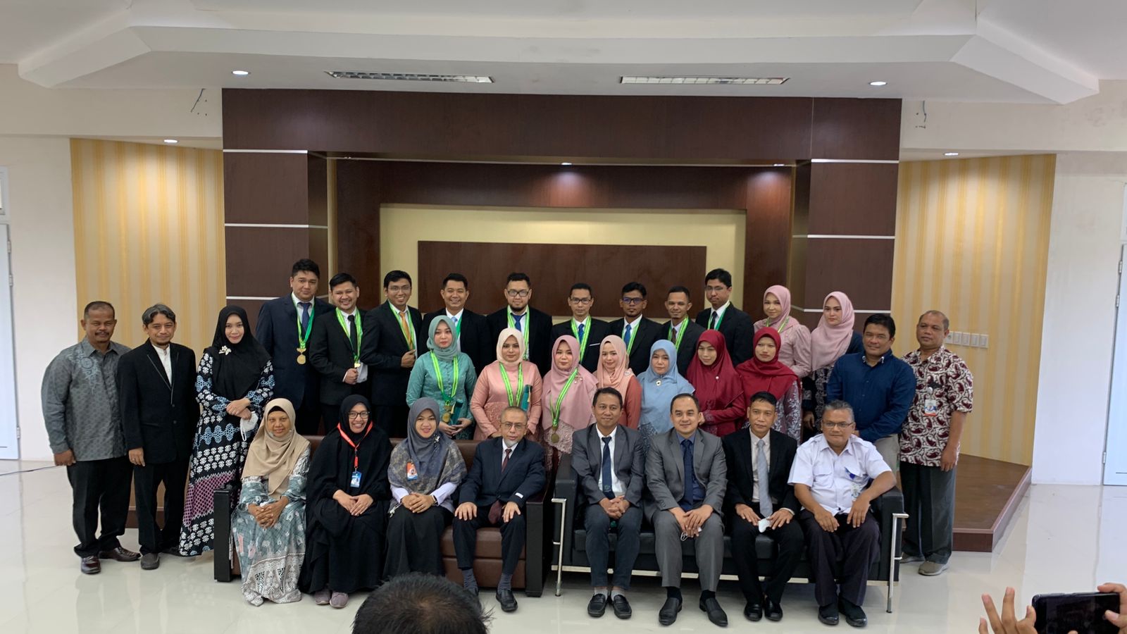 Jajaran rektorat dan dekanat serta 15 dokter spesialis baru yang dilantik Fakultas Kedokteran Universitas Syiah Kuala Aceh, Rabu (20/7). 