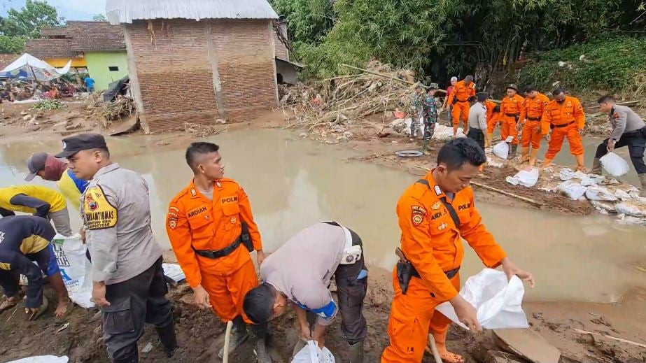 Pemerintah Kabupaten Pati, Jawa Tengah, memperbaiki tanggul yang jebol di Desa Bulumanis Kidul. 