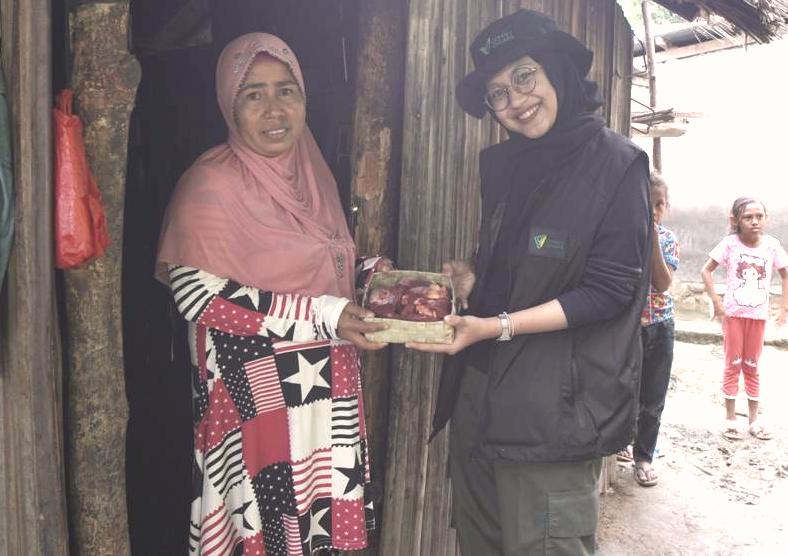 Penyerahan daging kurban.