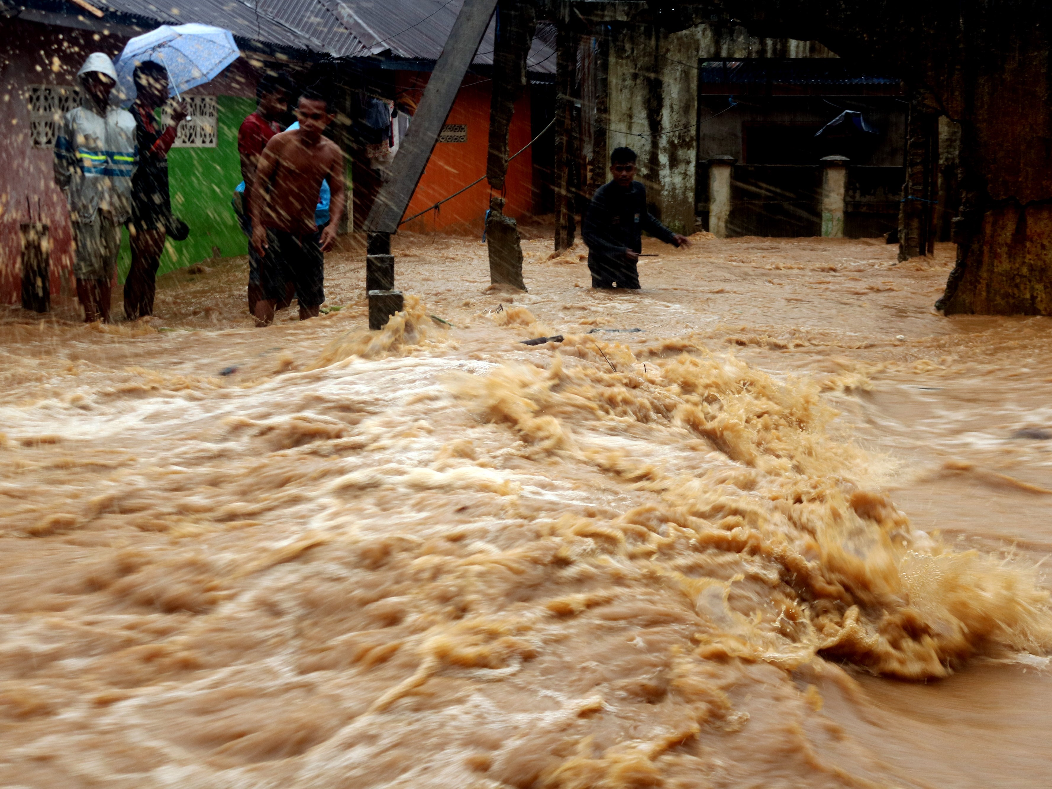 Warga berupaya memindahkan material yang terbawa banjir akibat meluapnya Sungai Batu Merah, Ahuru, Sirimau, Ambon, beberapa waktu lalu.