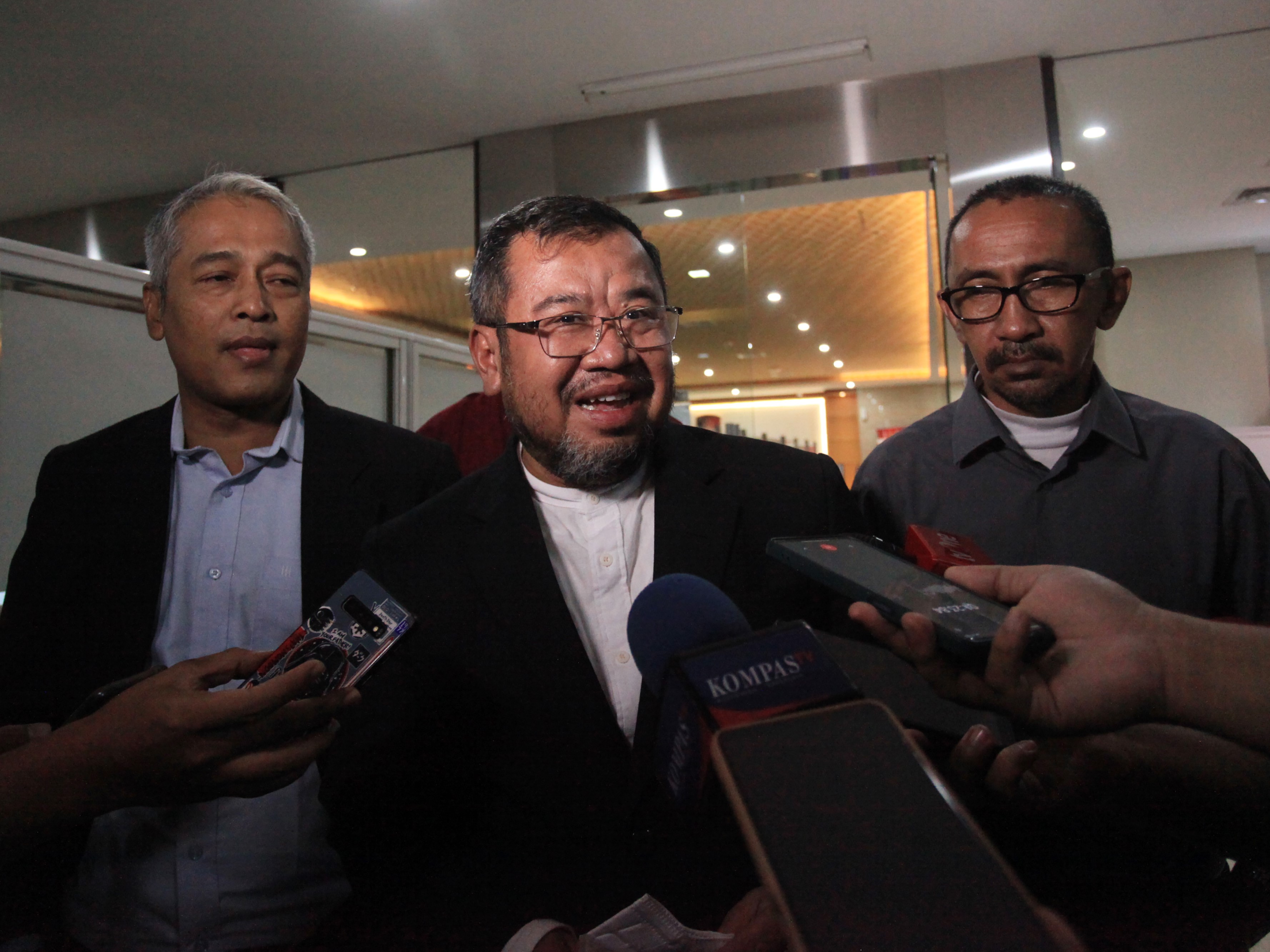 Mantan Presiden Aksi Cepat Tanggap (ACT) Ahyudin (tengah) menjawab pertanyaan wartawan usai menjalani pemeriksaan di Bareskrim Mabes Polri.