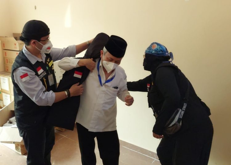 Mencoba rompi penurun suhu