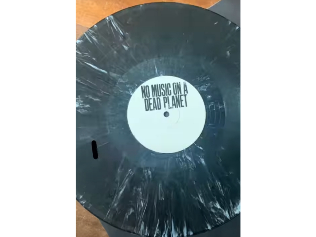 Piringan hitam yang terbuat dari bioplastik.