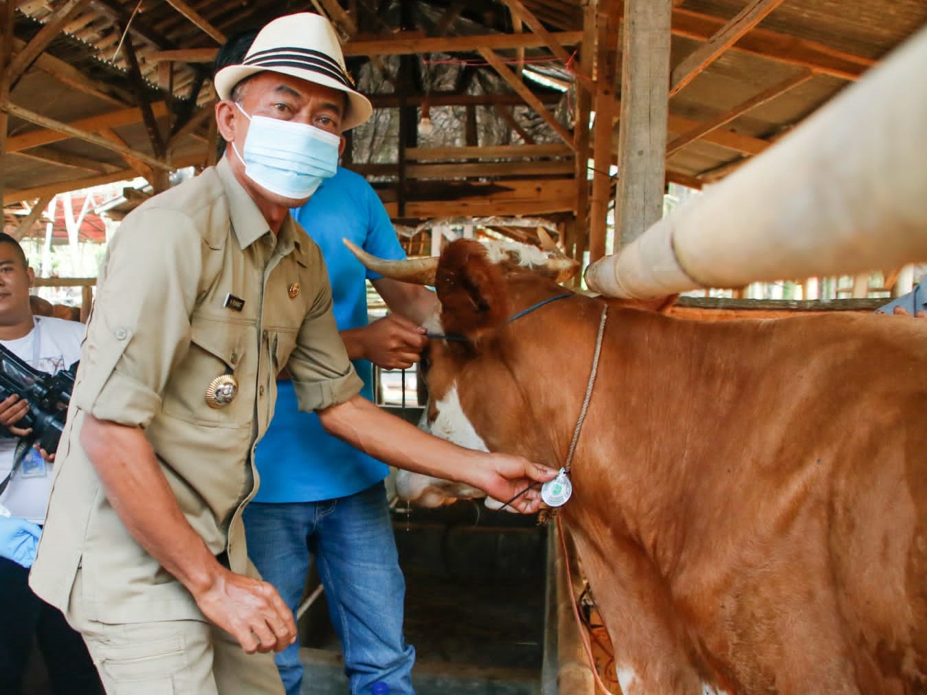 Bupati Subang Jawa Barat Ruhimat saat meninjau salah satu peternakan sapi di Subang.