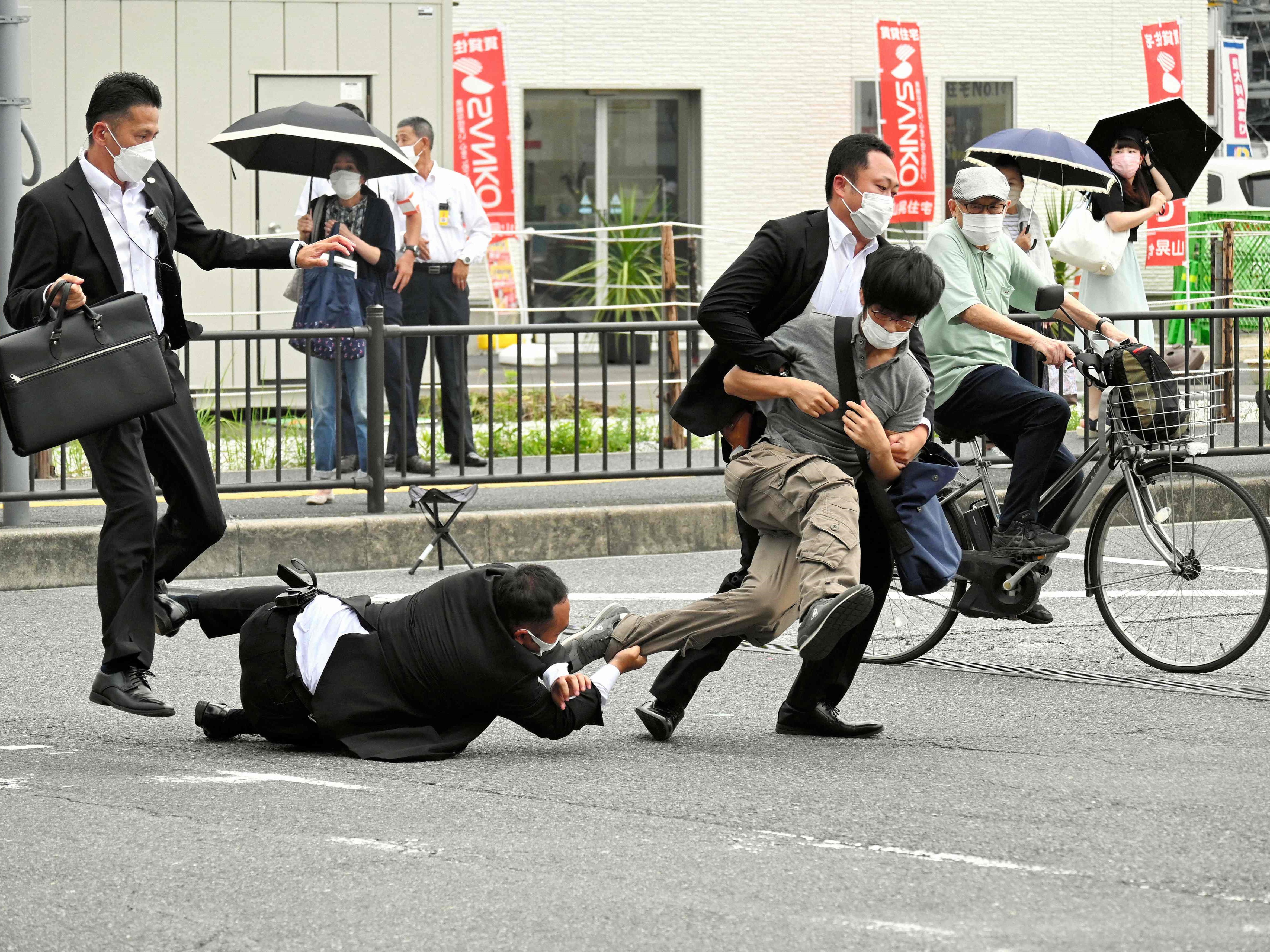 Pria (tengah kanan) yang diduga menembak mantan perdana menteri Jepang Shinzo Abe.