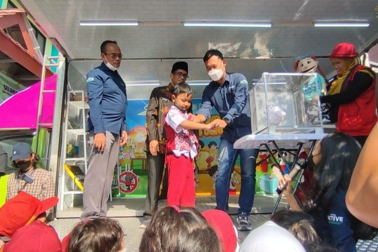 Mobil Edukasi Enesis memberikan sosialisasi penerapan PHBS dan pencegahan DBD di SDN 1 Kramat, Kota Cirebon, Jawa Barat. 