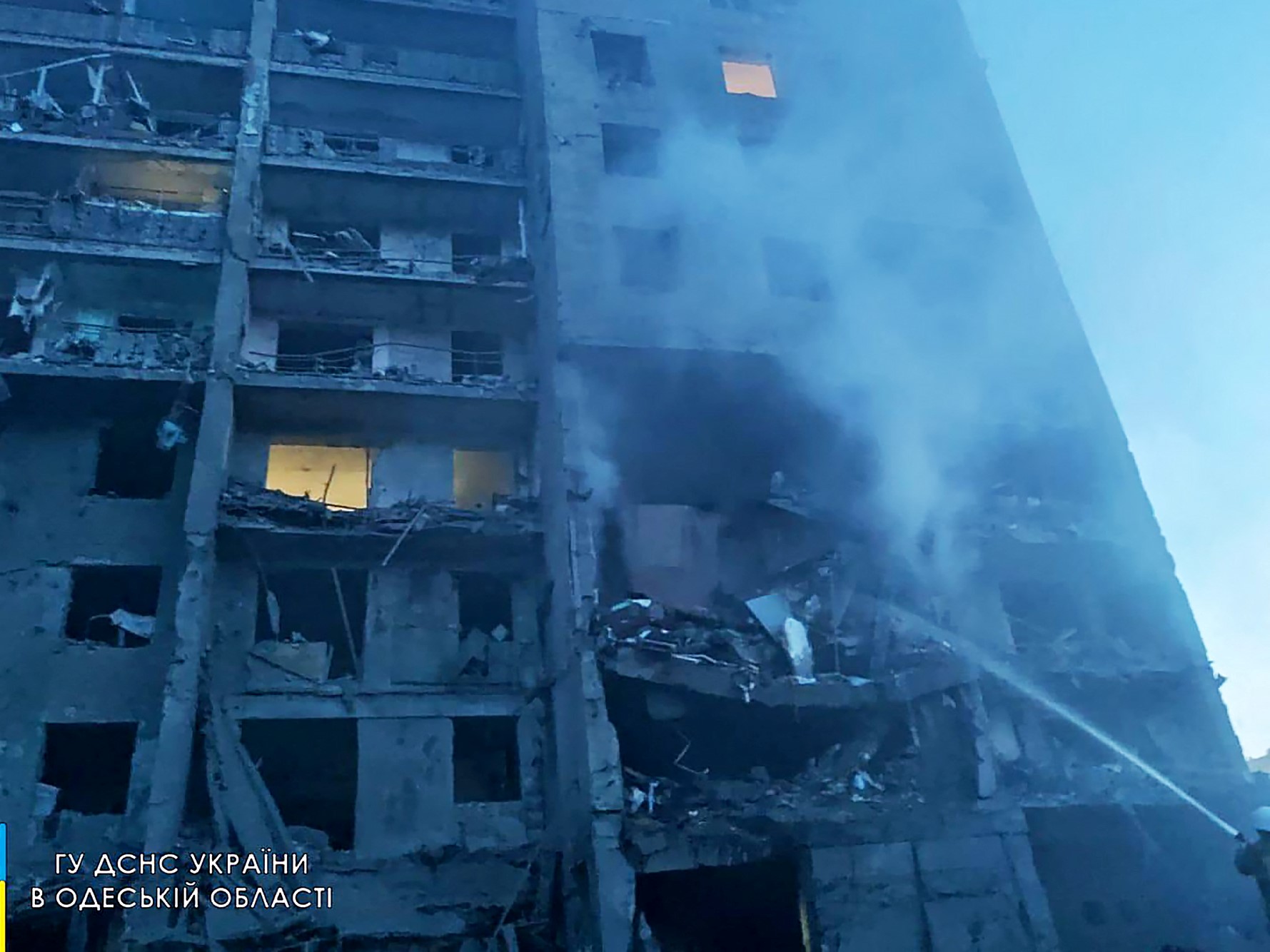 Petugas pemadam kebakaran memadamkan api di apartemen yang terkena serangan rudal di distrik Bilhorod-Dnistrovskyi di Ukraina.