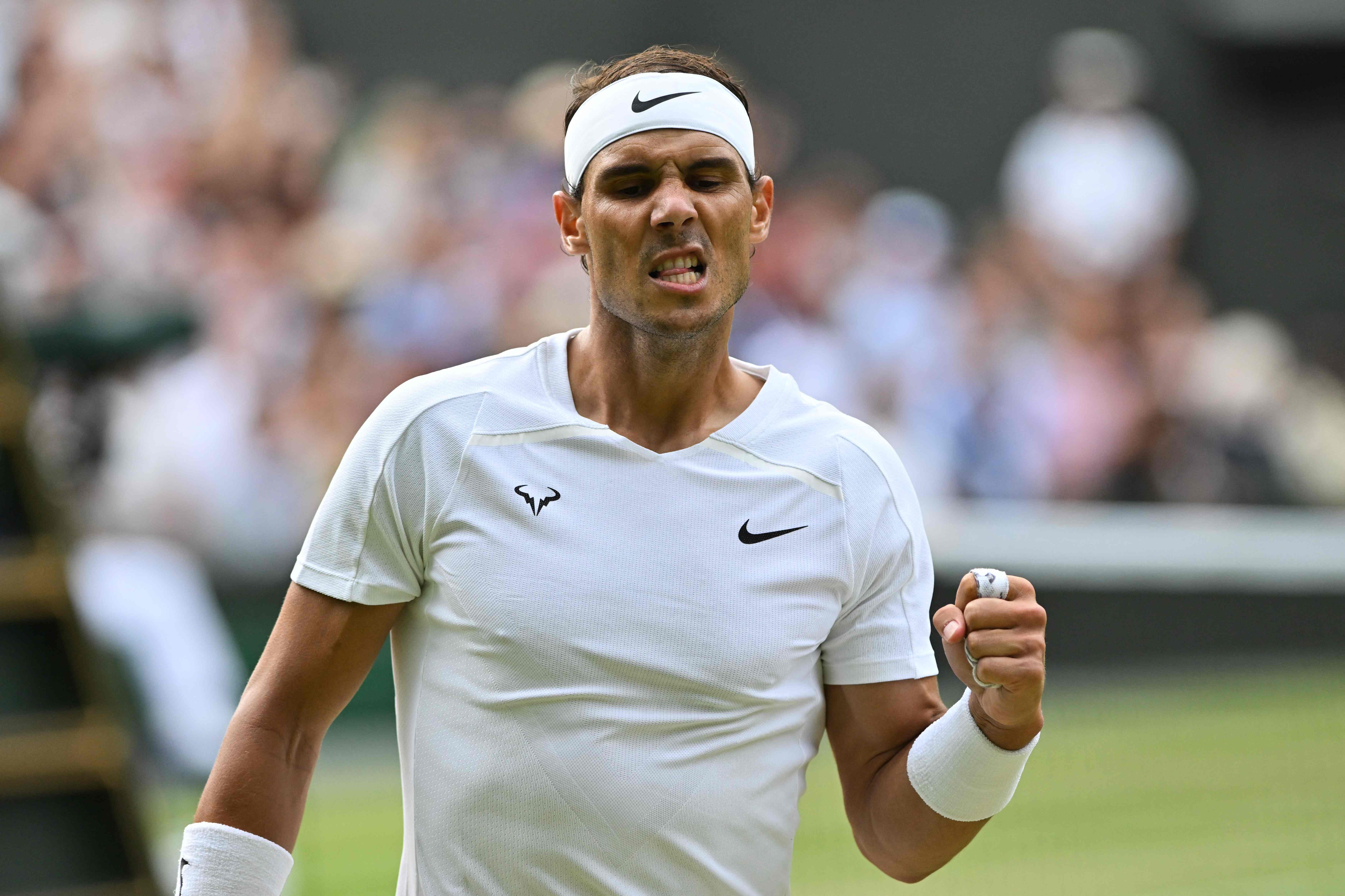 Dengan menahan cedera perutnya, Rafael Nadal berhasil mengalahkan petenis AS Taylor Fritz untuk melaju ke semifinal Wimbledon. 