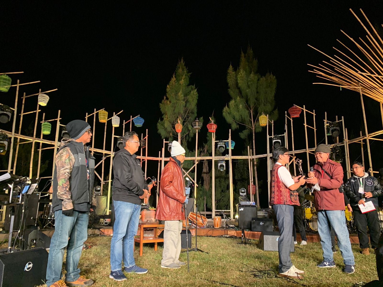 Pemberian penghargaan bagi mendiang Donny Suhendra di ajang Jazz Gunung Bromo 2022.