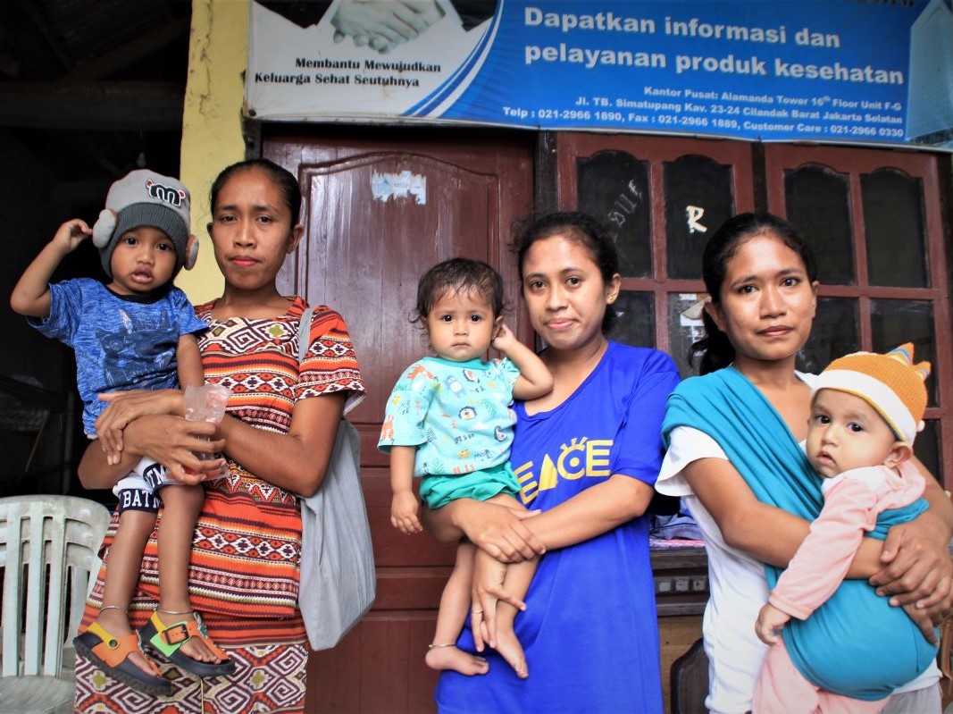 Tiga perempuan mengendong bayi mereka yang menderita gizi kurang sebelum kegiatan pemberian makanan tambahan, Kupang, NTT.