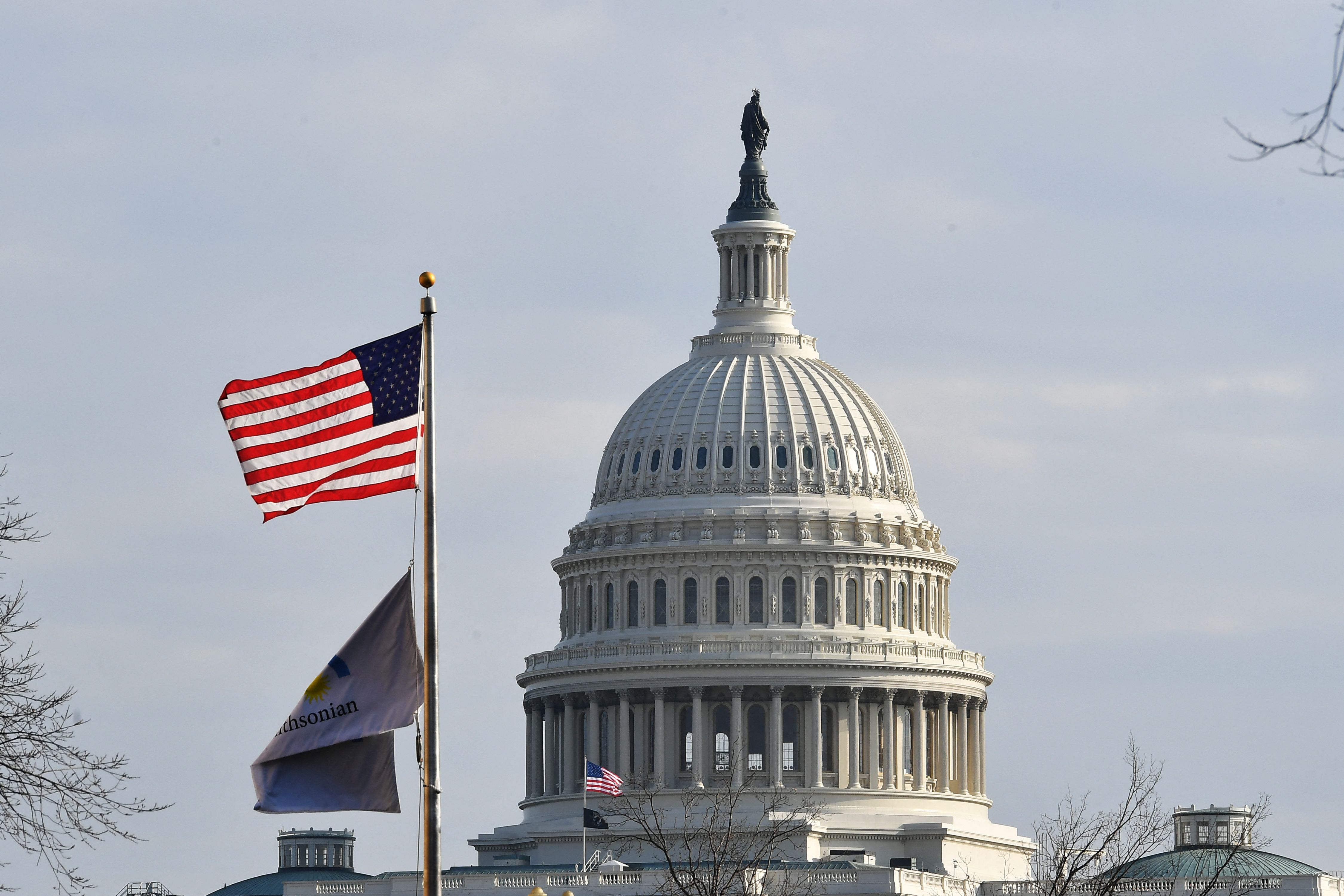 Bendera kebangsaan AS berkibar di depan Gedung Capitol, Washington DC.