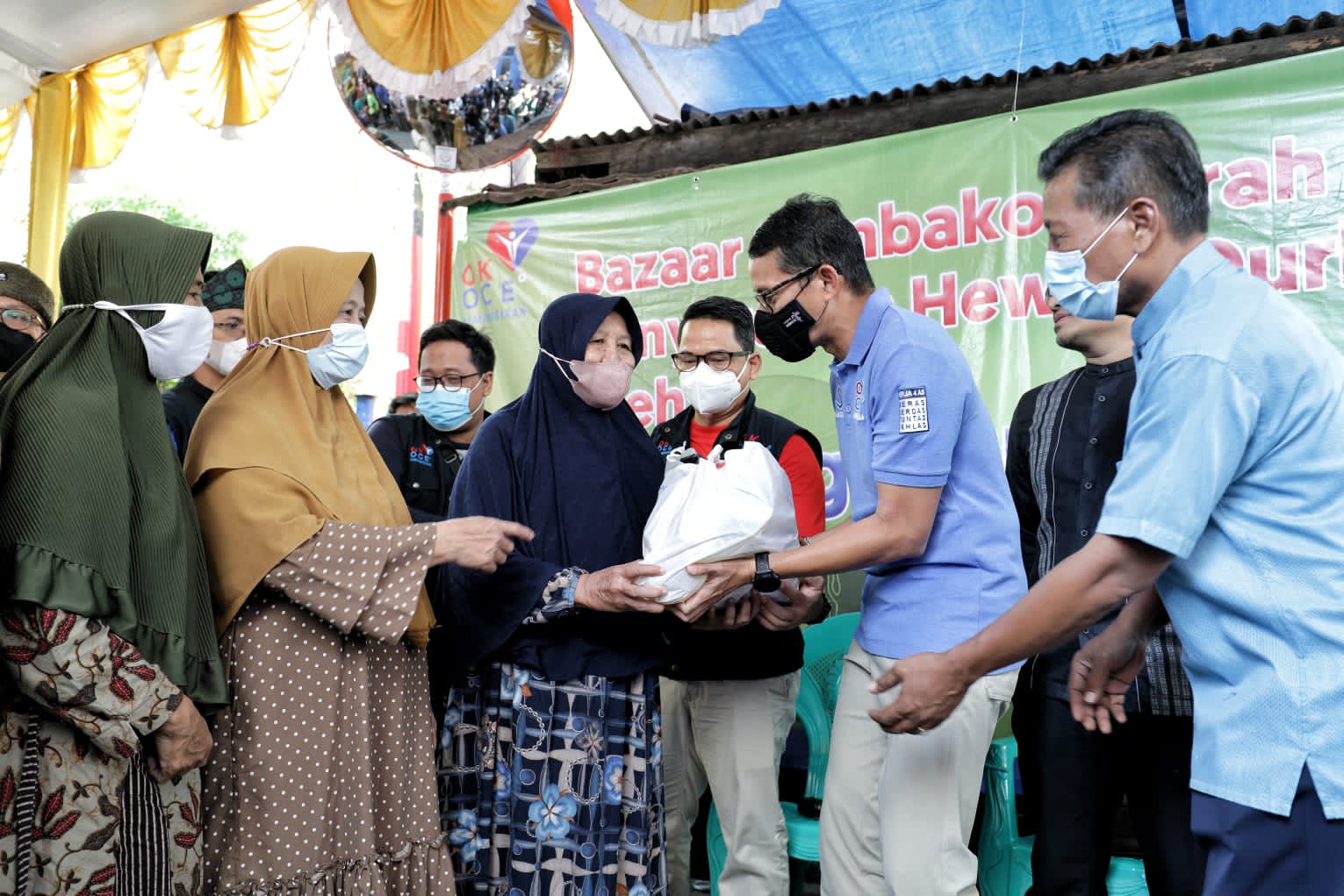 Sandiaga Uno mengadakan bazar sembako murah di kawasan Kuningan, Jakarta Selatan. Selain itu, Sandiaga juga mengirimkan enam kambing kurban.