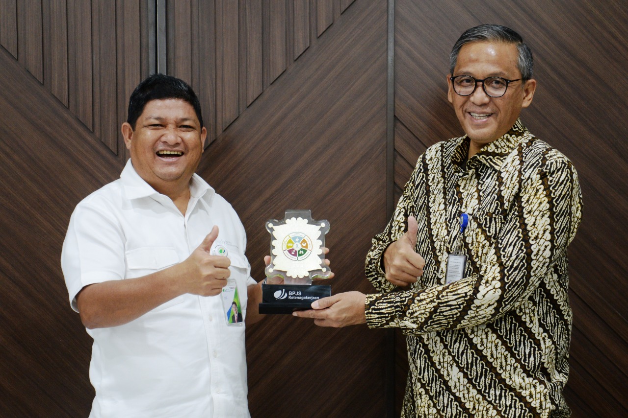 Pertemuan Direktur Kepesertaan BPJAMSOSTEK Zainudin dengan Sekjen Kementerian Luar Negeri Cecep Herawan