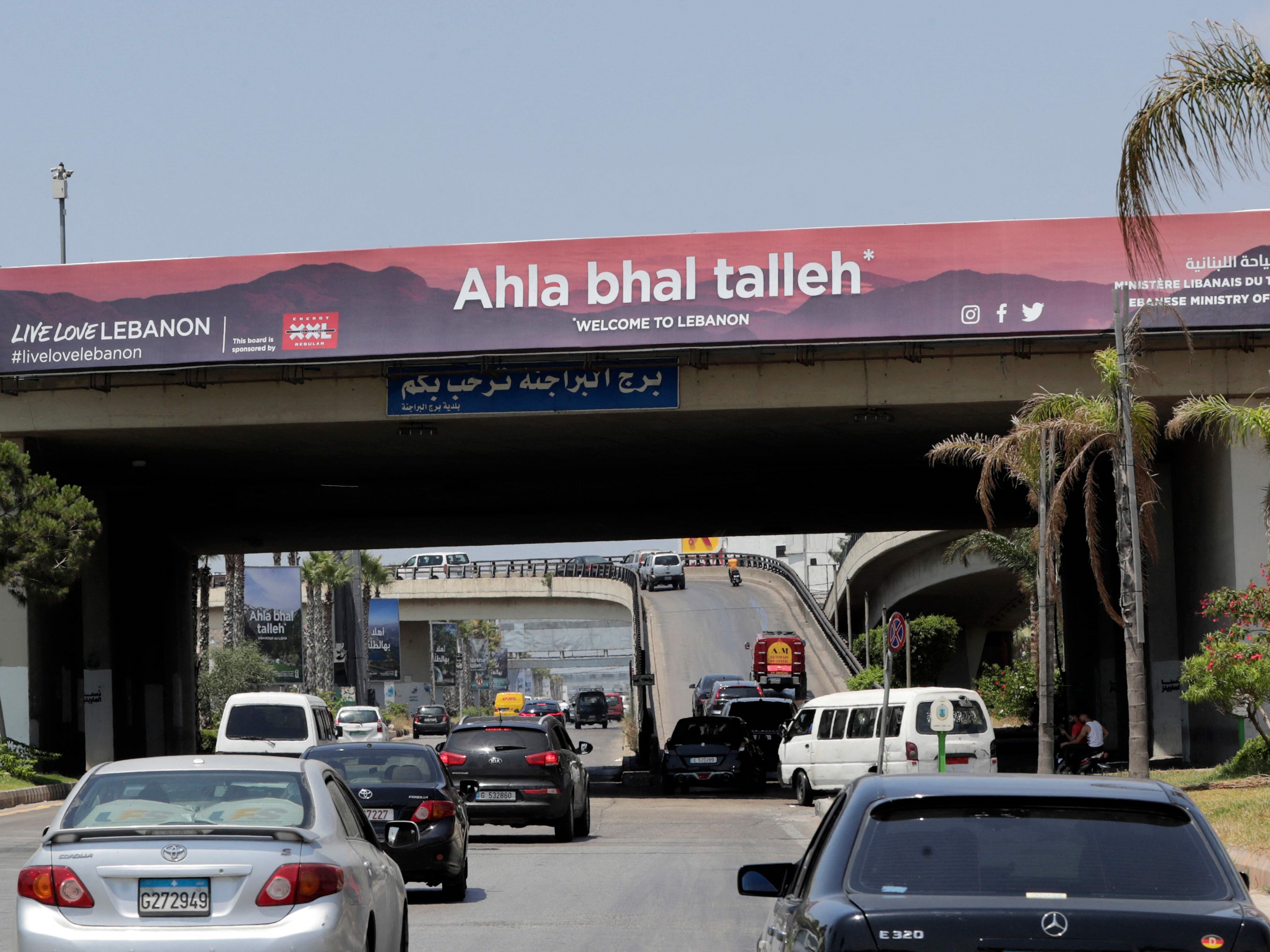 Papan reklame penyambutan terlihat di sepanjang jalan bandara di ibu kota Libanon, Beirut, pada 22 Juni 2022.