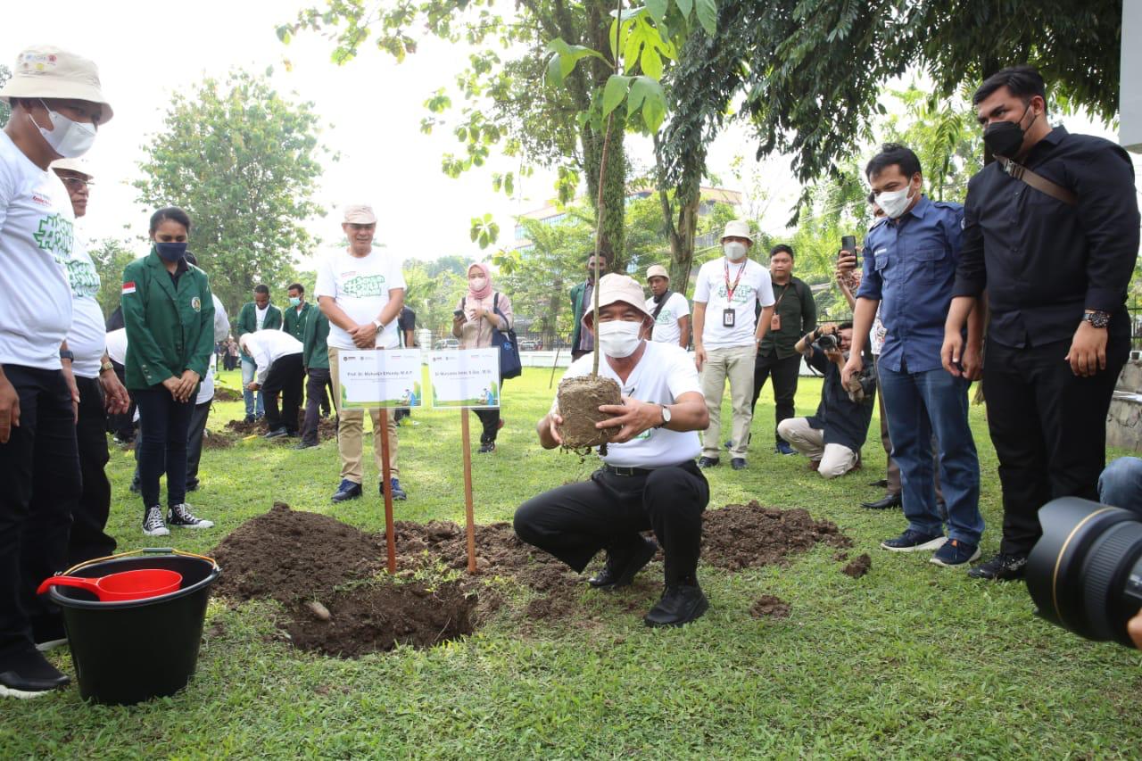 Menko PMK Muhadjir Effendy saat melakukan penanaman pohon di Medan, Sumut
