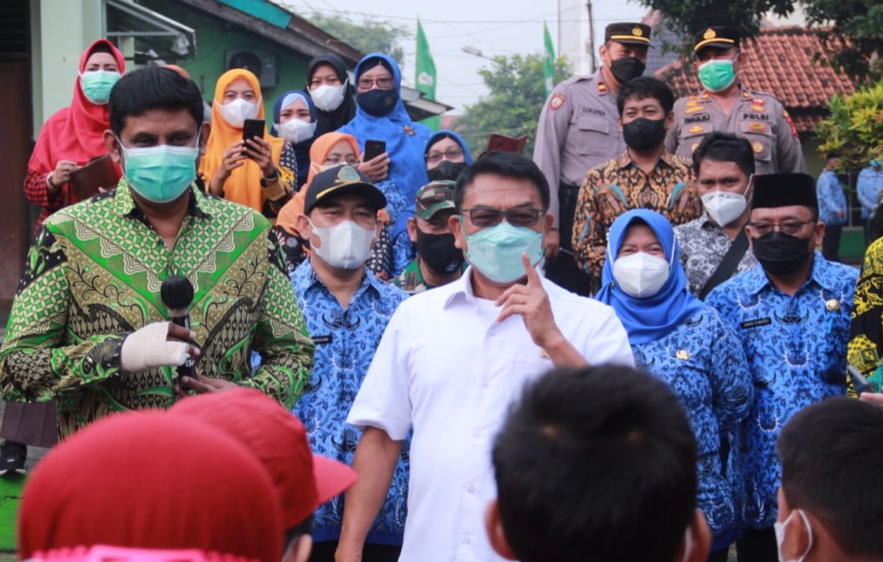 Ketua KSP Moeldoko meninjau kegiatan vaksinasi anak usia 6-11 tahun dosis 1 dan 2 di SD Negeri Jatiasih, Bekasi.