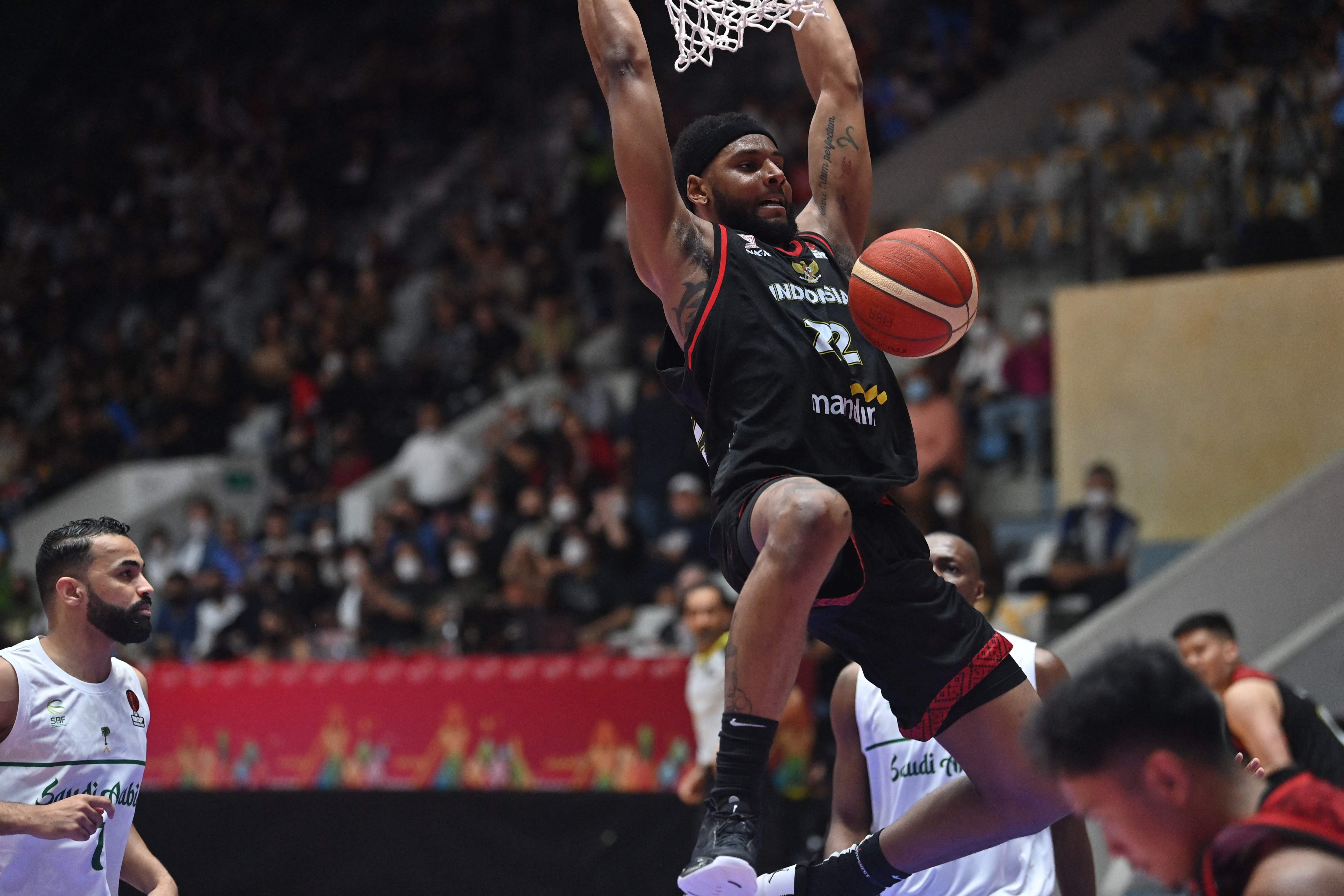 Pebasket timnas Indonesia Marques Bolden melakukan slam dunk