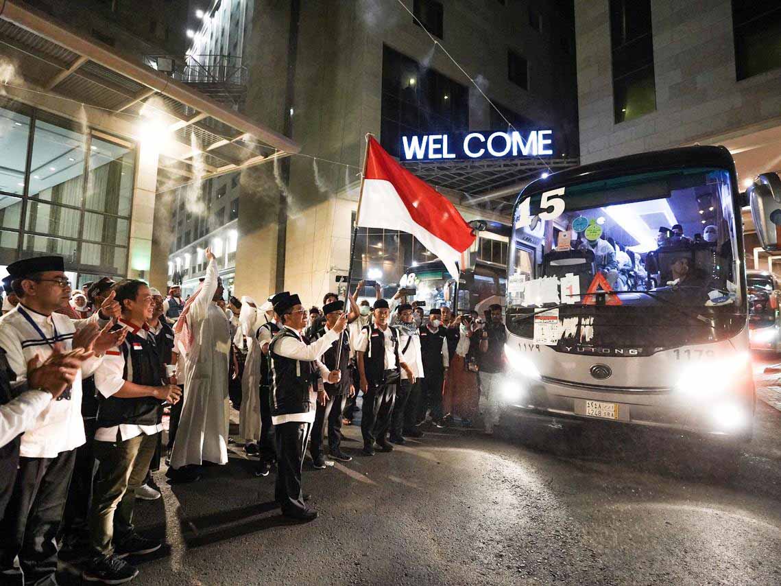 Wakil Menteri Agama Zainut Tauhid melepas jemaah haji asal Solo kloter 1 yang akan pulang ke Tanah Air di Mekah, 15 Juli 2022.