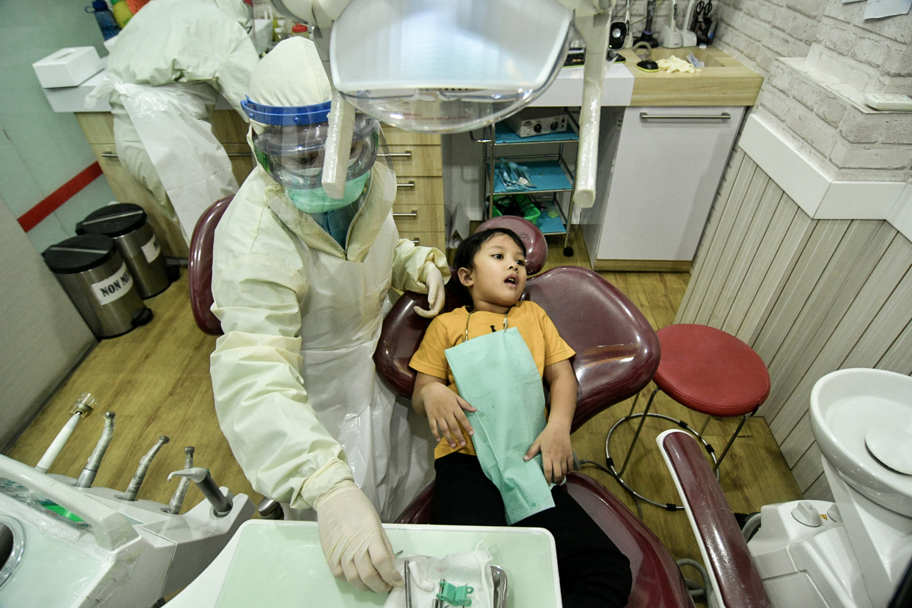 Dokter gigi memeriksa seorang pasien anak di salah satu klinik di Kemang, Jakarta Selatan.