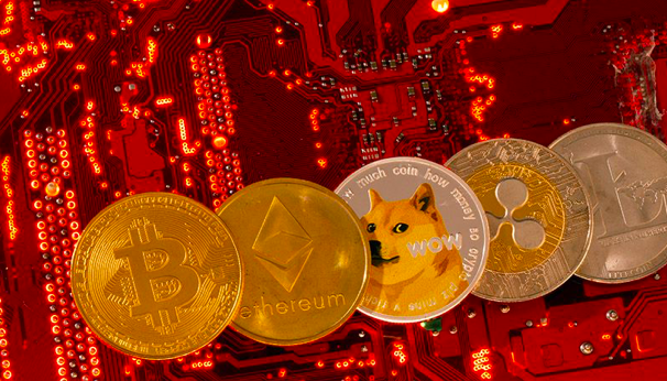 Sebuah susunan cryptocurrency Bitcoin, Ethereum, DogeCoin, Ripple, Litecoin ditempatkan pada motherboard PC.