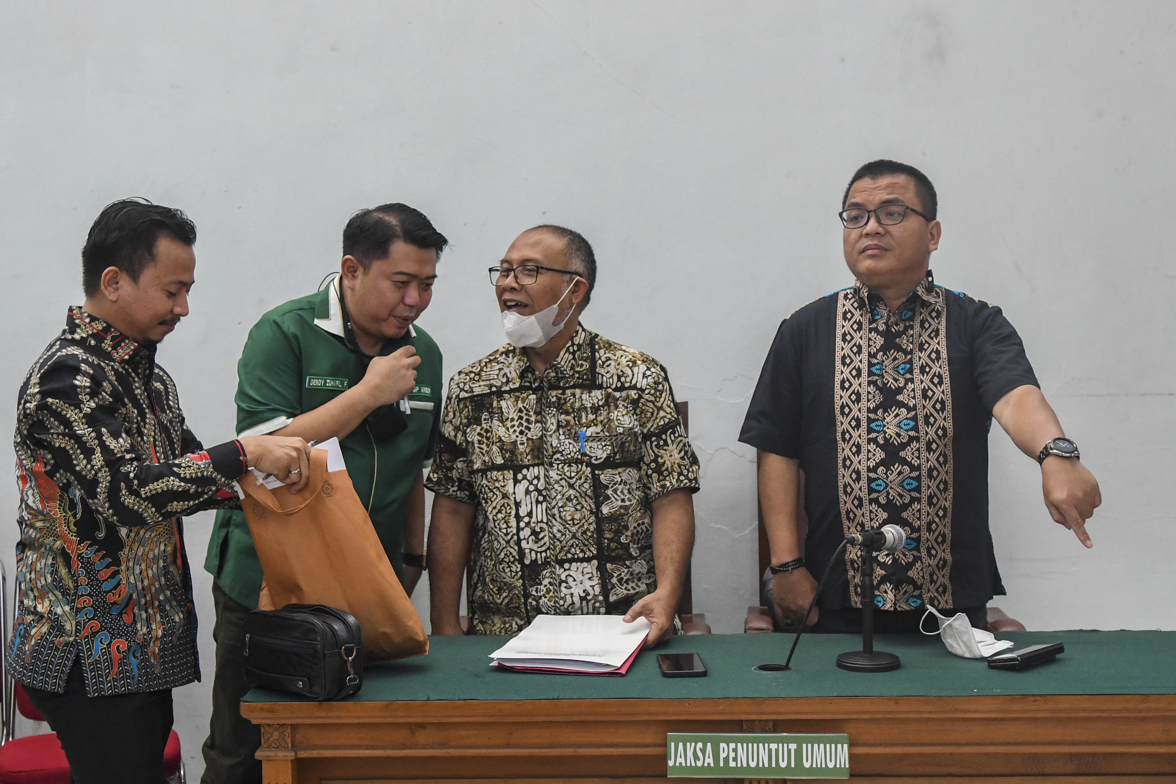 Kuasa hukum Mardani H Maming, Bambang Widjojanto (kedua dari kanan) dan Denny Indrayana (kanan)