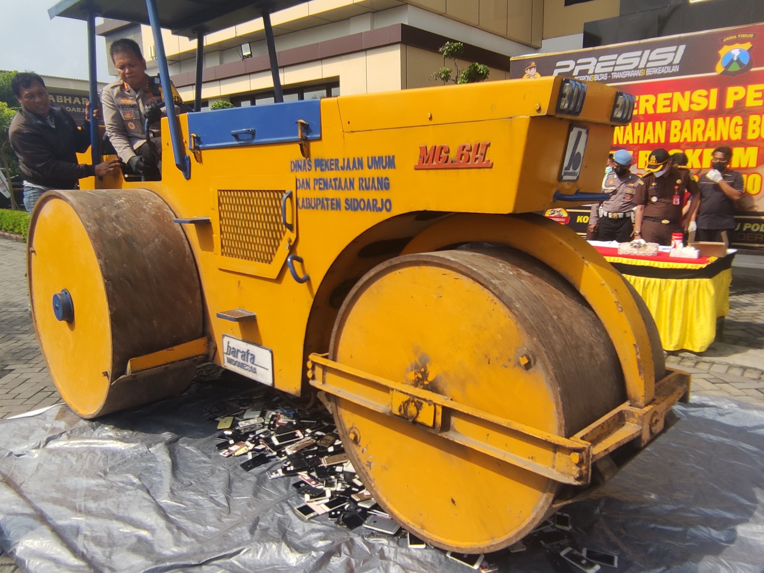 Kapolresta Sidoarjo Kombes Kusumo Wahyu Bintoro mengemudikan alat berat untuk menghancurkan barang bukti.