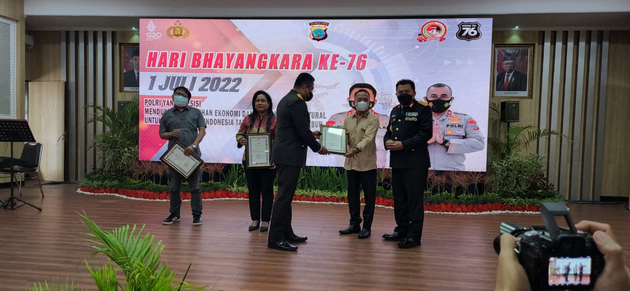 Kapolda Sulut Irjen Mulyatno menyerahkan penghargaan kepada Ketua PWI Sulut Voucke Lontaan