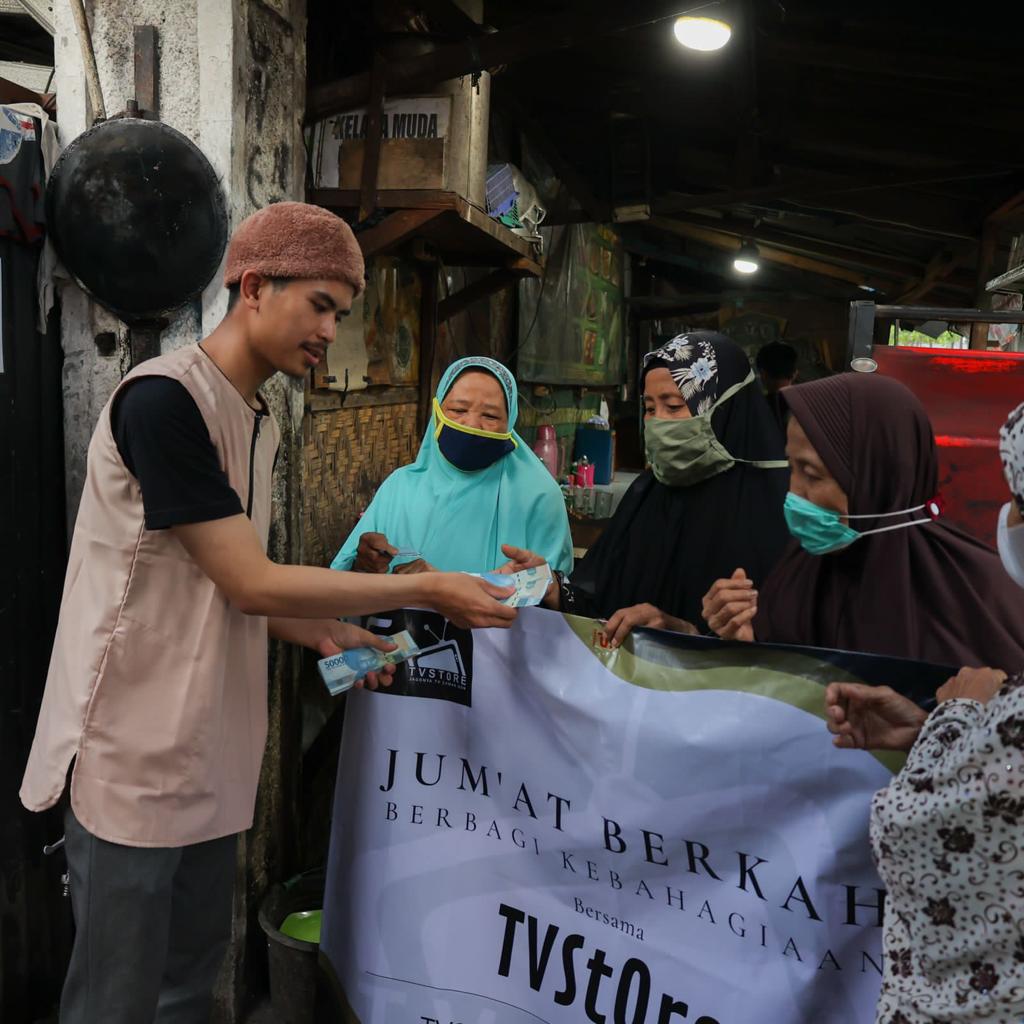 Sejumlah warga tengah menerima bantuan sembako dalam program Jumat Berkah. 