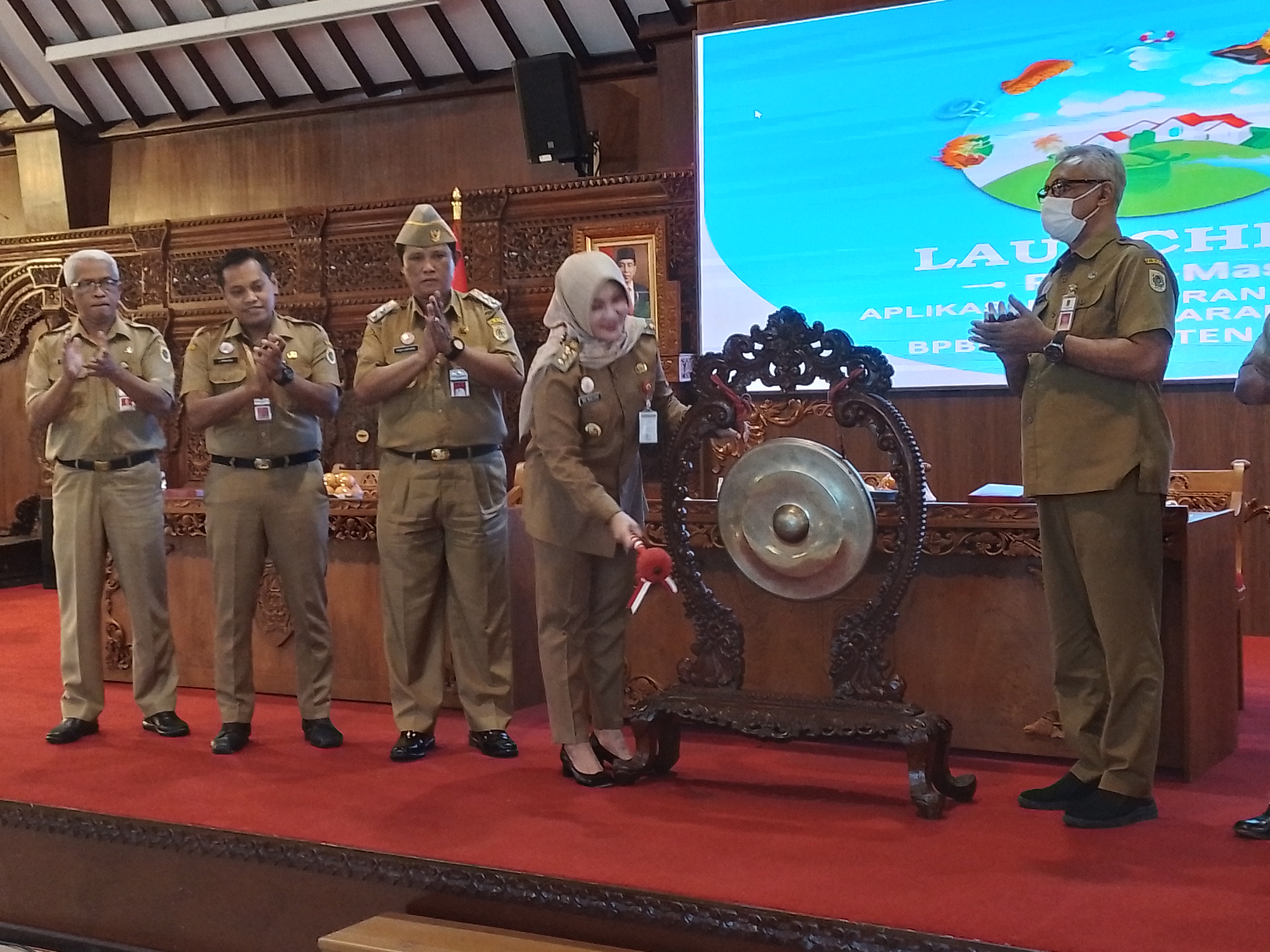 Bupati Klaten Sri Mulyani memukul gong sebagai tanda peluncuran aplikasi Pelaporan Bencana dari Masyarakat (Pena Mas)