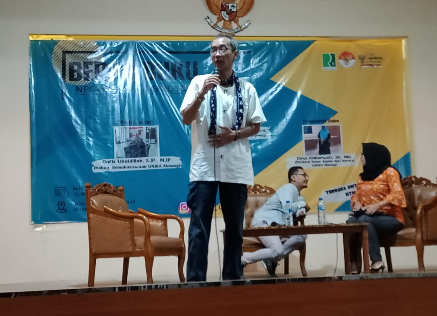 Diskusi dan bedah buku Negara Gotong Royong oleh UKM PIB Unira Malang