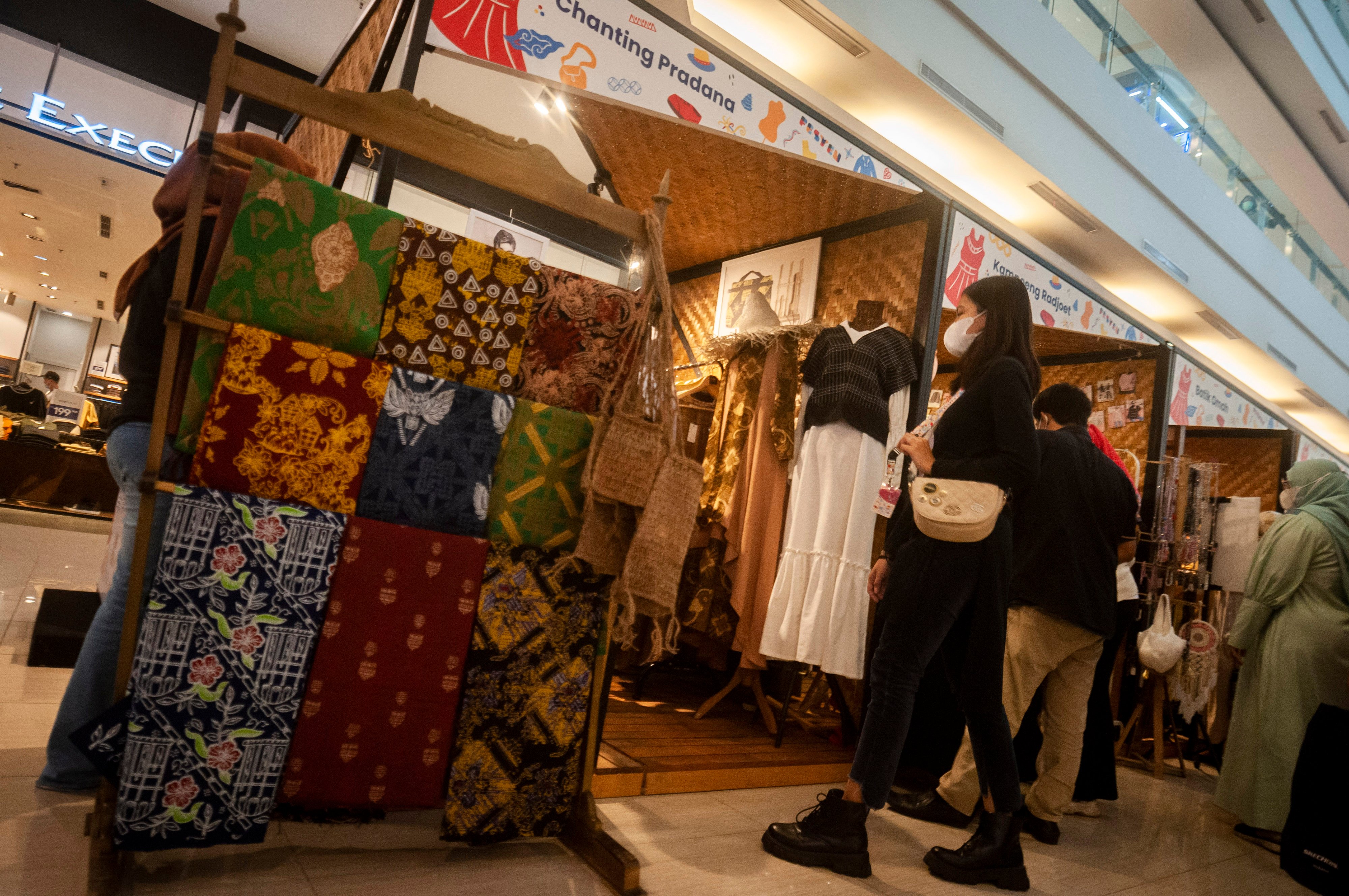 Pengunjung mengamati produk UMKM di Cilegon Center Mall, Kota Cilegon, Banten