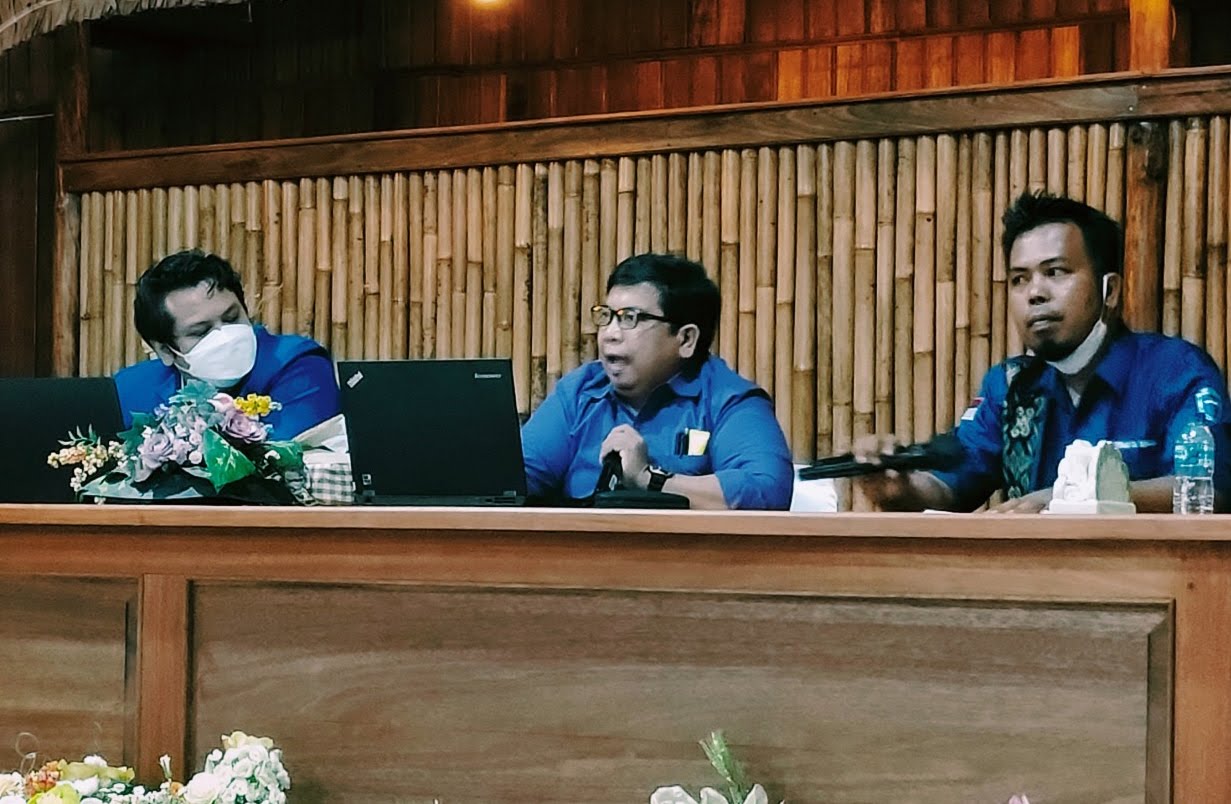 Ketua Pusat Bantuan Hukum  Masyarakat (PBHM) Ralian Jawalsen (tengah) dalam sebuah diskusi di Jakarta.