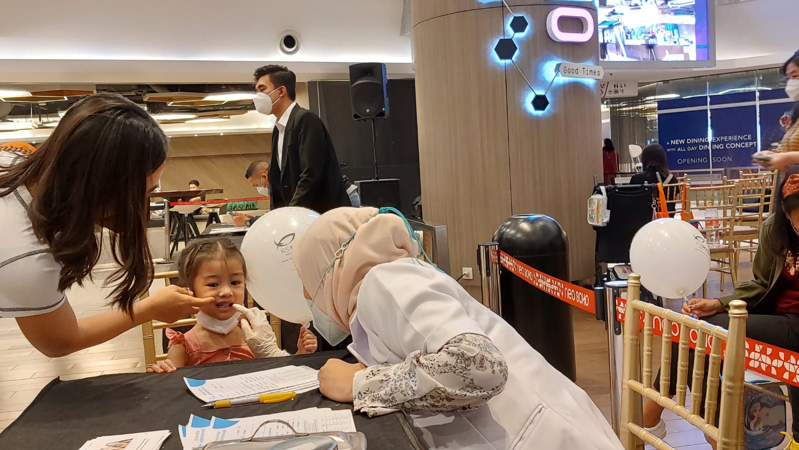 Dokter gigi memeriksa gigi seorang anak dalam acara program National Kids Day, yang diselenggarakan RS Ukrida.