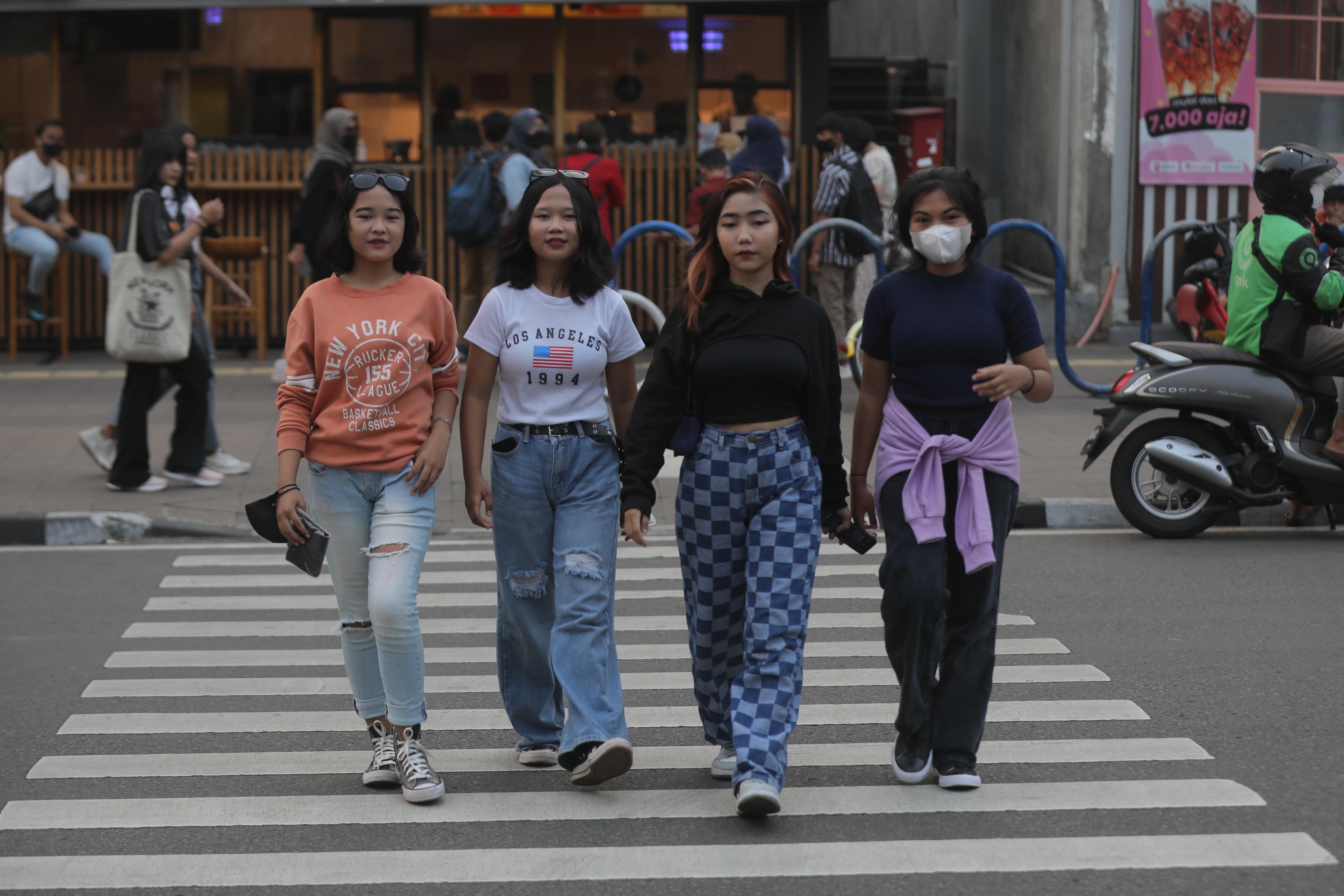 Ragam gaya dan penampilan yang menjadi fenomena remaja SCBD di kawasan Dukuh Atas, Jakarta.