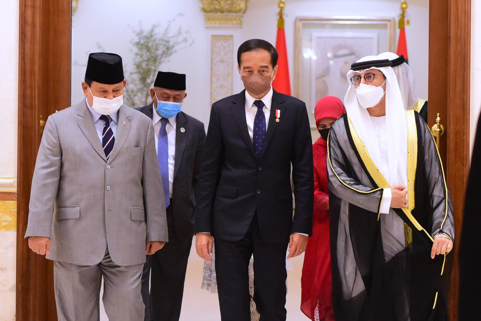 Presiden RI Jokowi didampingi Menhan Prabowo Subianto sebelum menemui Presiden UEA Syeikh Mohamed bin Zayed di Abu Dhabi, Jumat (1/7).
