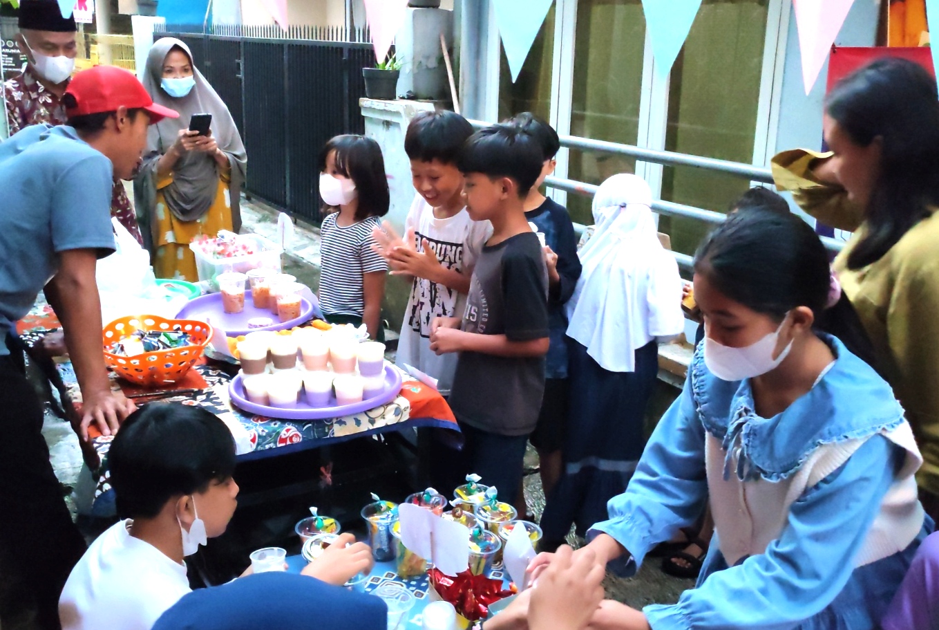 Bayar dengan Doa, Anak-anak Dapat Jajanan dari Warga Lembang