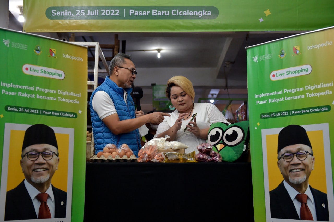 Menteri Perdagangan Zulkifli Hasan di Pasar Baru Cicalengka, Kabupaten Bandung, Jawa Barat, hari ini, Senin (25/7). 