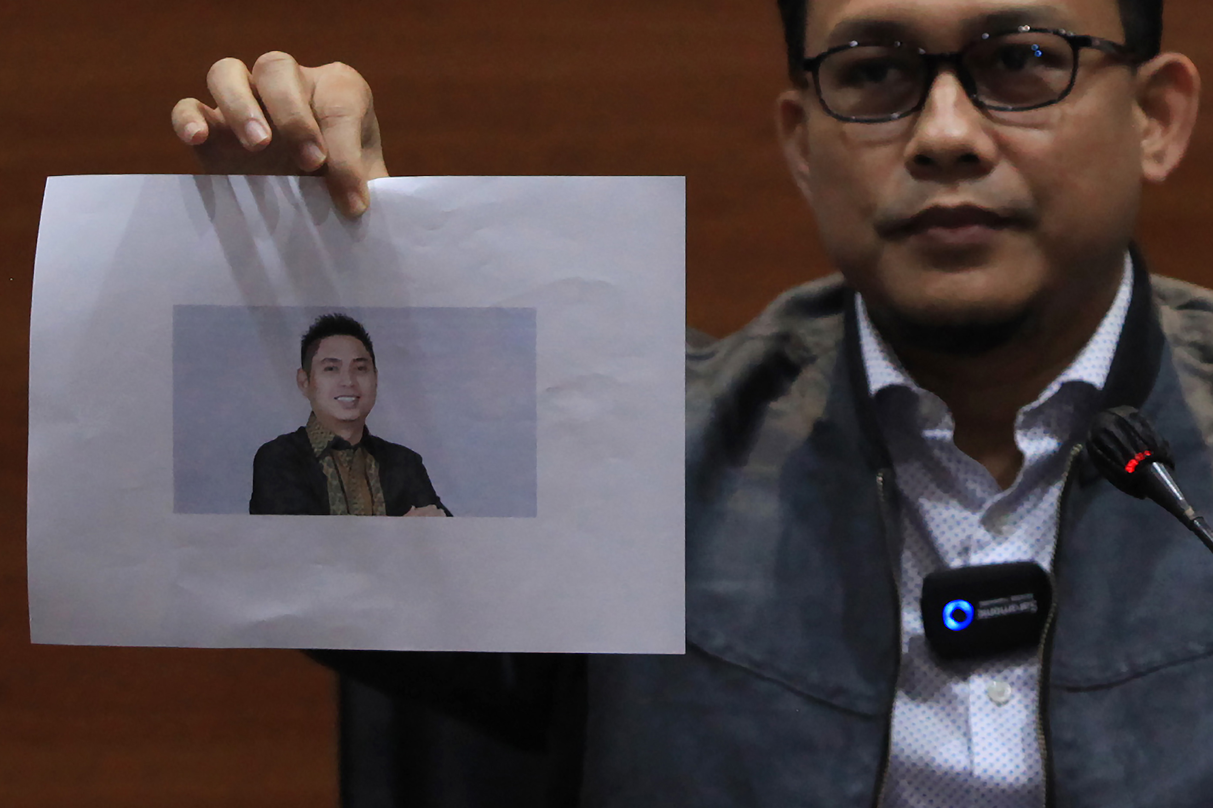 Juru bicara KPK Ali Fikri menunjukkan foto dan surat penetapan Daftar Pencarian Orang atas nama Mardani Maming